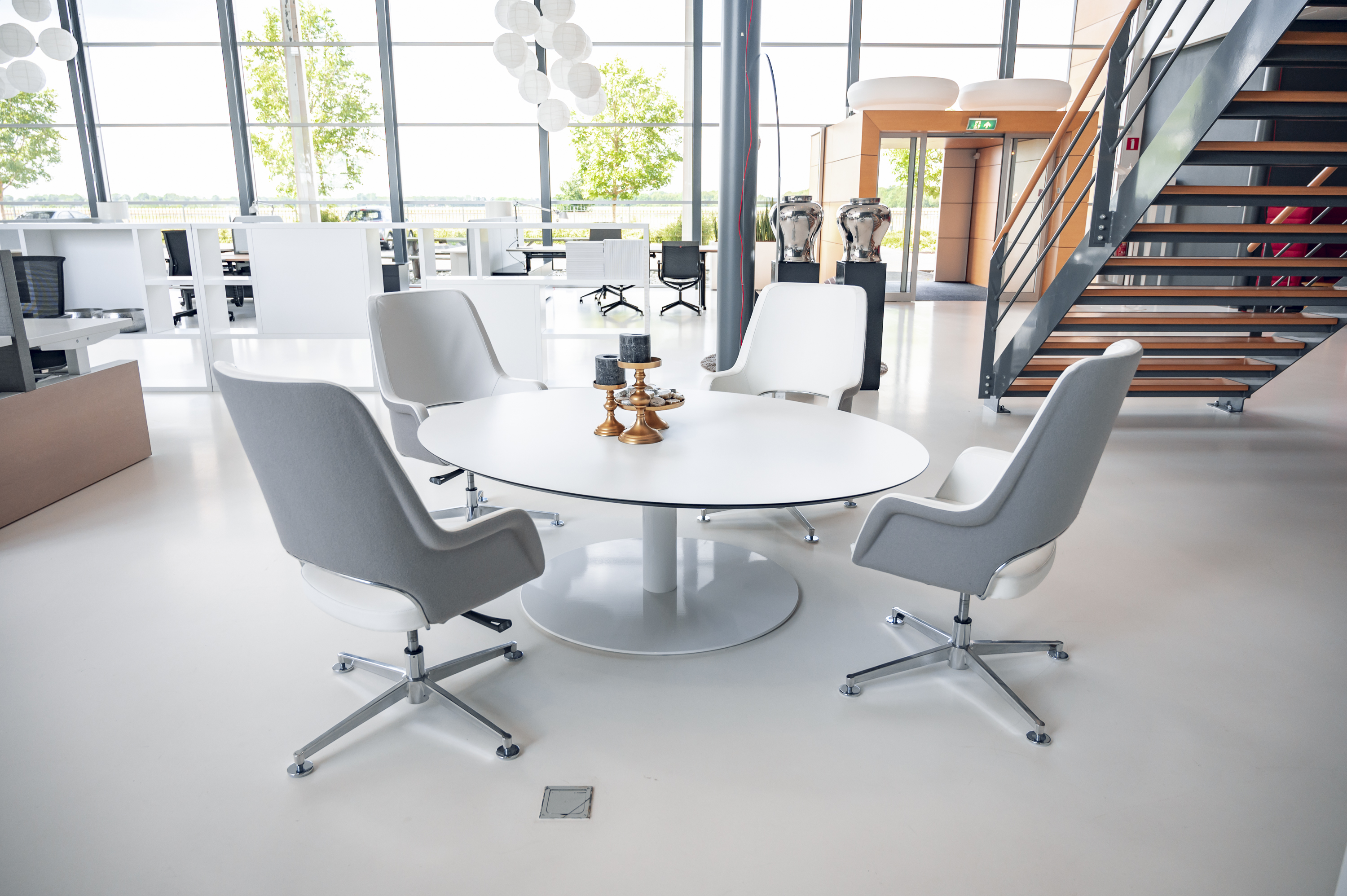 Sale Oving Projectinrichting Kantoor Zorg Horeca Twinform T-Pillar & Twinform T-Clubvan