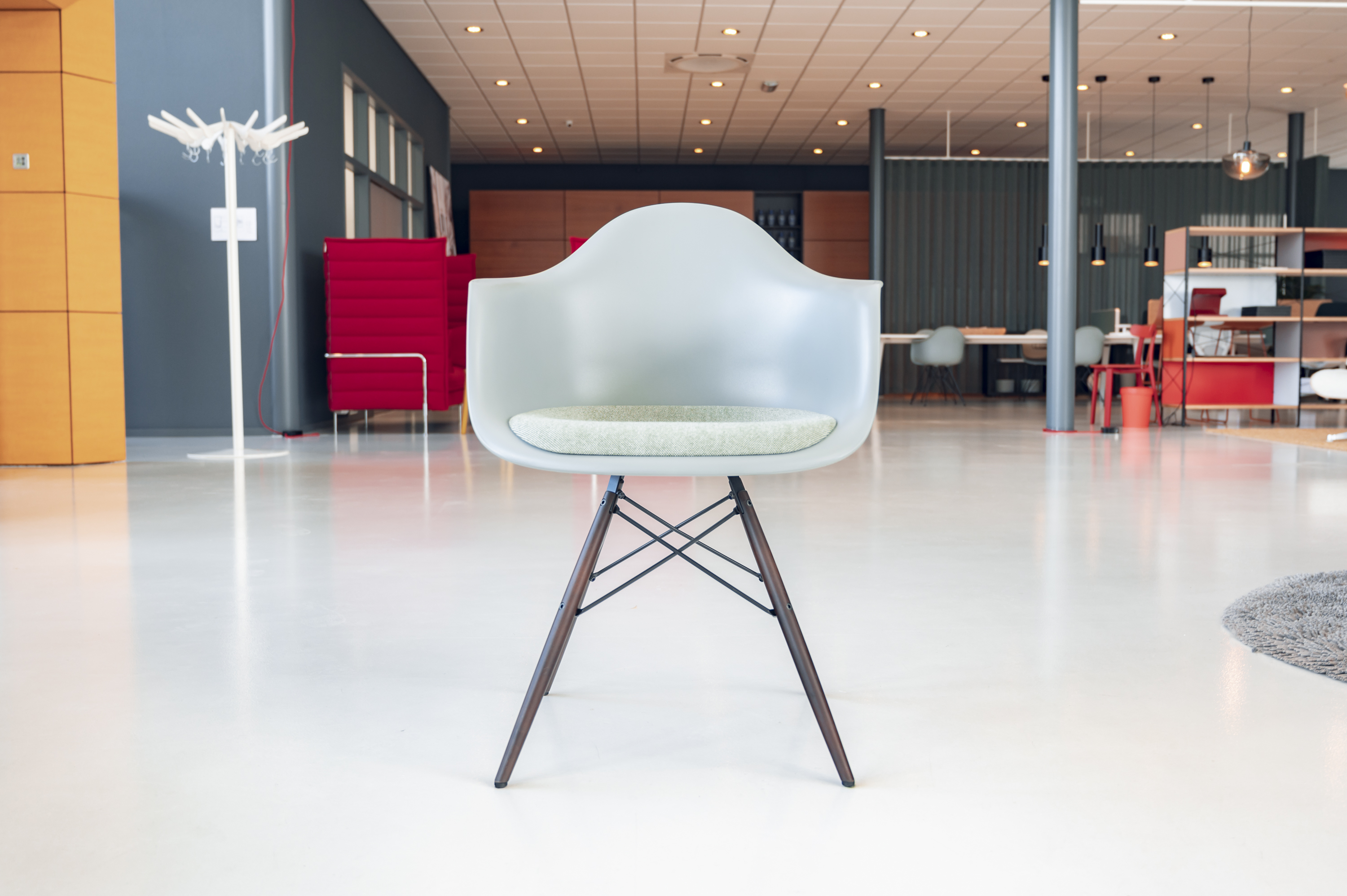 Sale Oving Projectinrichting Kantoor Zorg Horeca Vitra Eames Armchair DAW diverse modellen