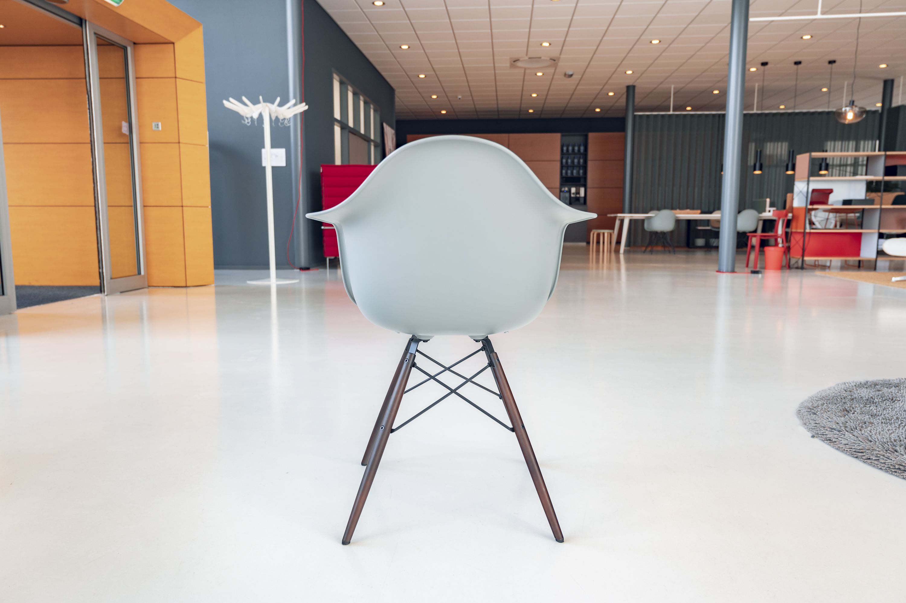 Sale Oving Projectinrichting Kantoor Zorg Horeca Vitra Eames Armchair DAW diverse modellen