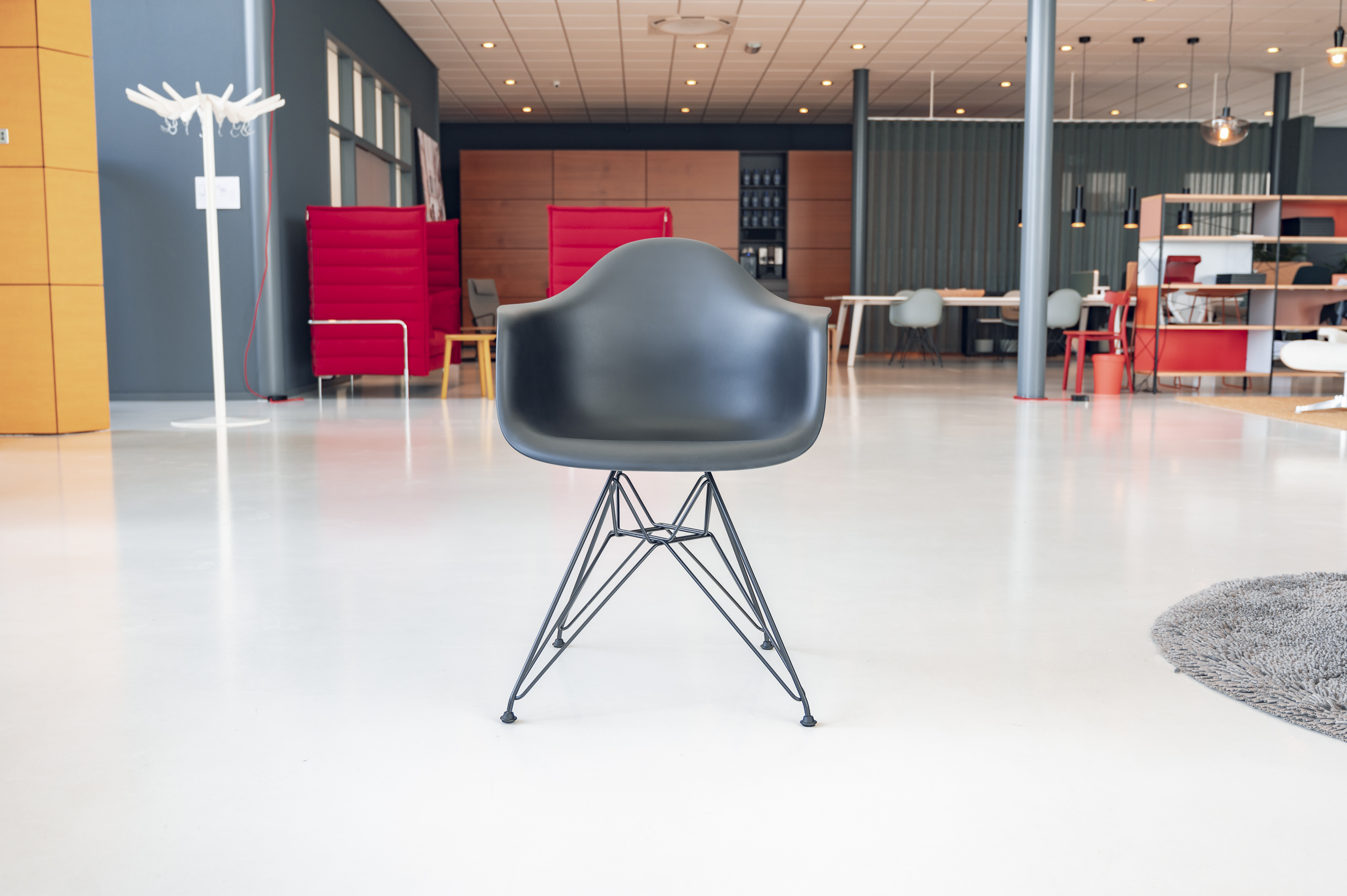 Sale Oving Projectinrichting Kantoor Zorg Horeca Vitra Eames Armchair DAR diverse modellen