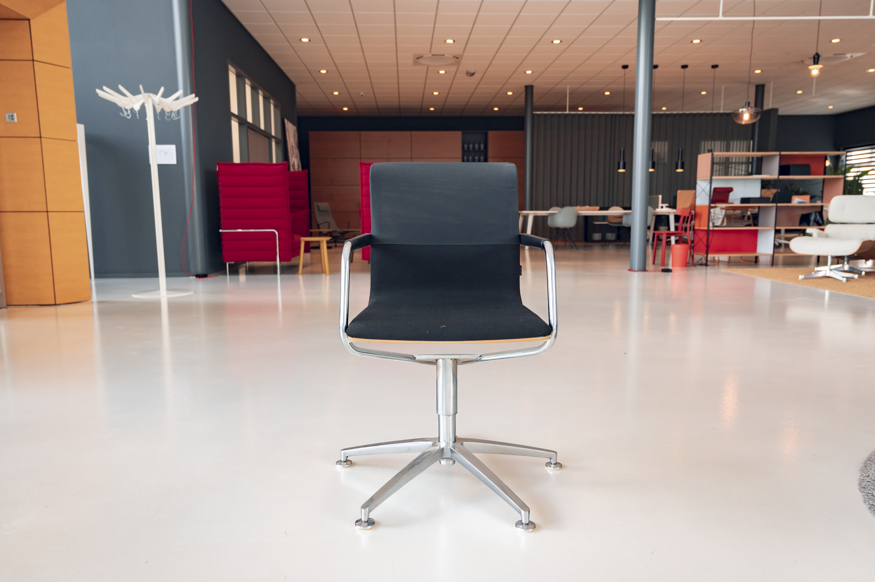 Sale Oving Projectinrichting Kantoor Zorg Horeca Martin Stoll vergaderstoel