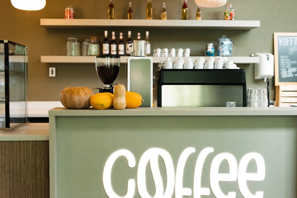 oving unive koffiecorner 3929 web Oving Projectinrichting Kantoor Zorg Horeca